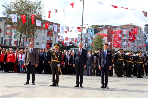 İlçemizde 29 Ekim Cumhuriyet Bayramı Çelenk Sunumu Programı Yapıldı